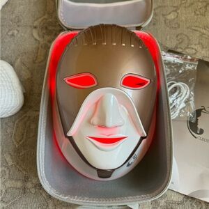 Brookstone LED red light therapy mask